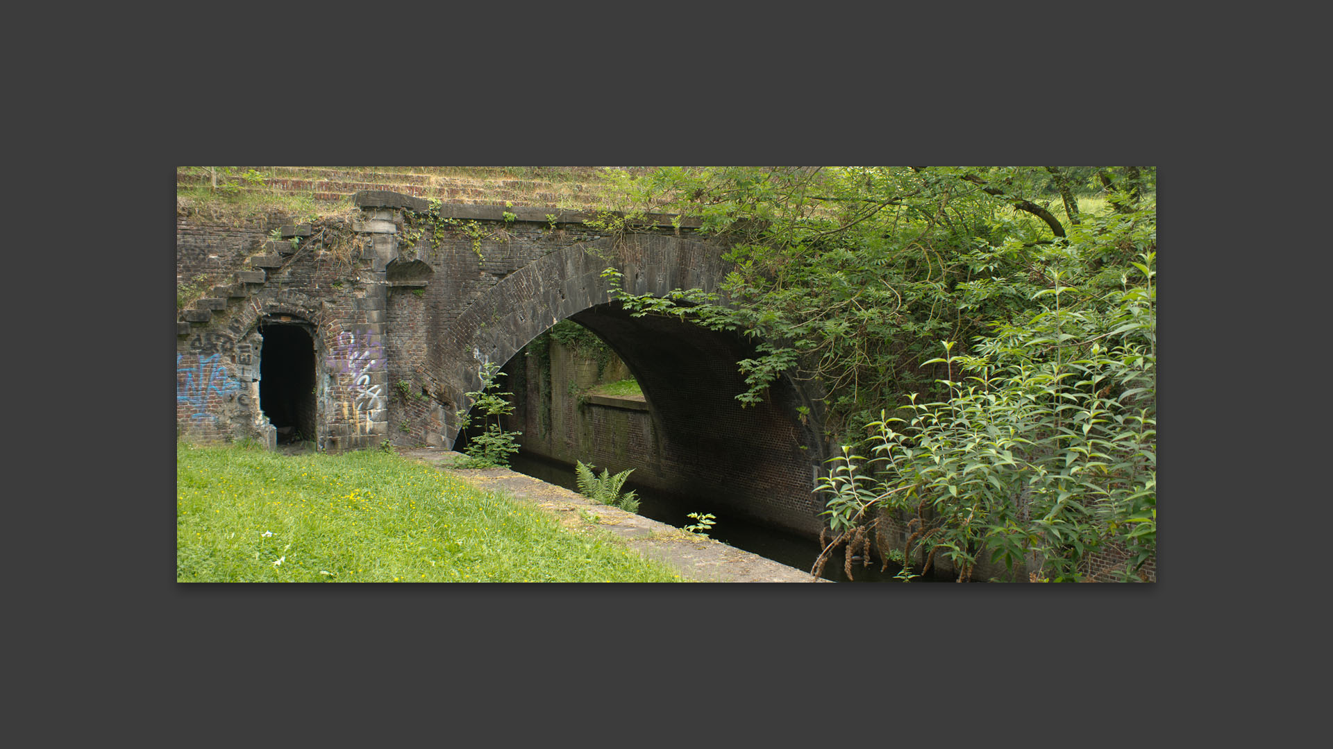 Pont ancien sur un bras mort de la Deûle, à Lille.