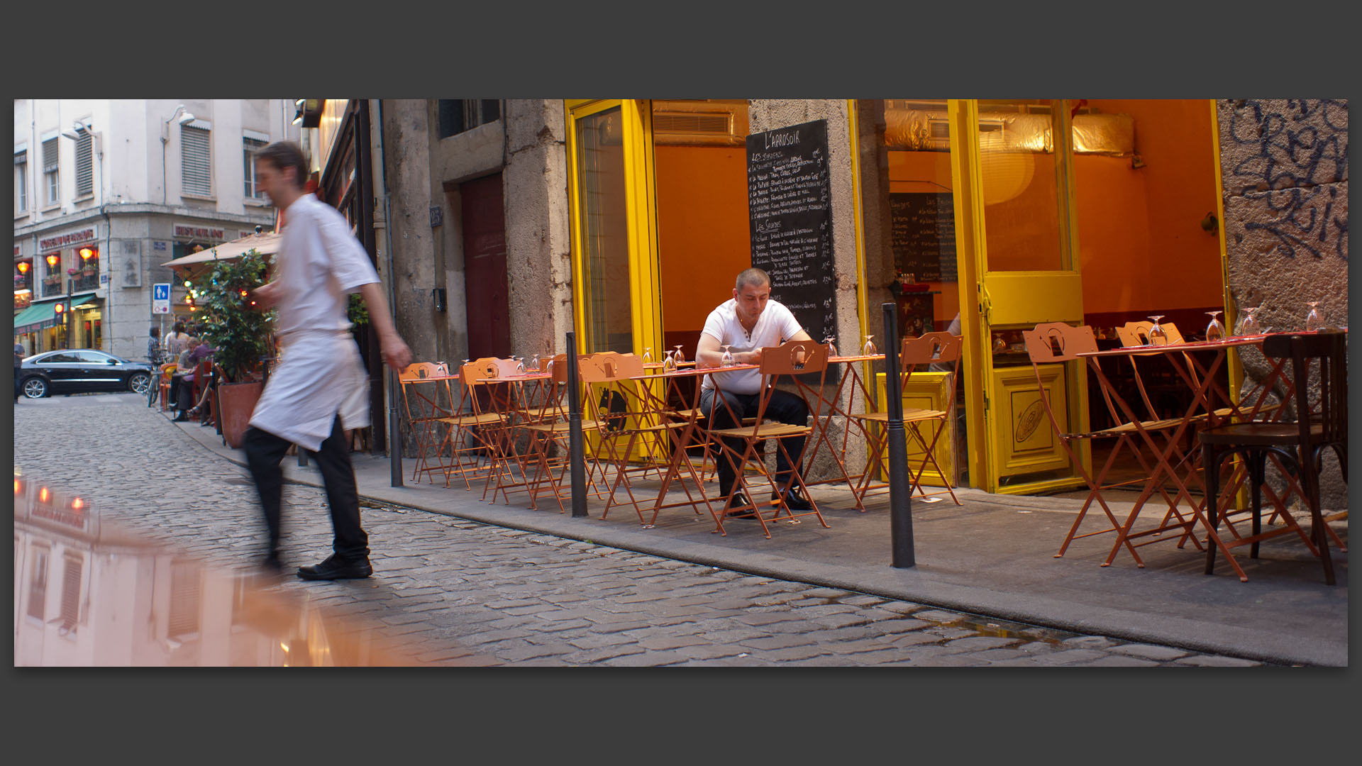 A la terrasse du Connétable, rue de l'Arbre sec, à Lyon.