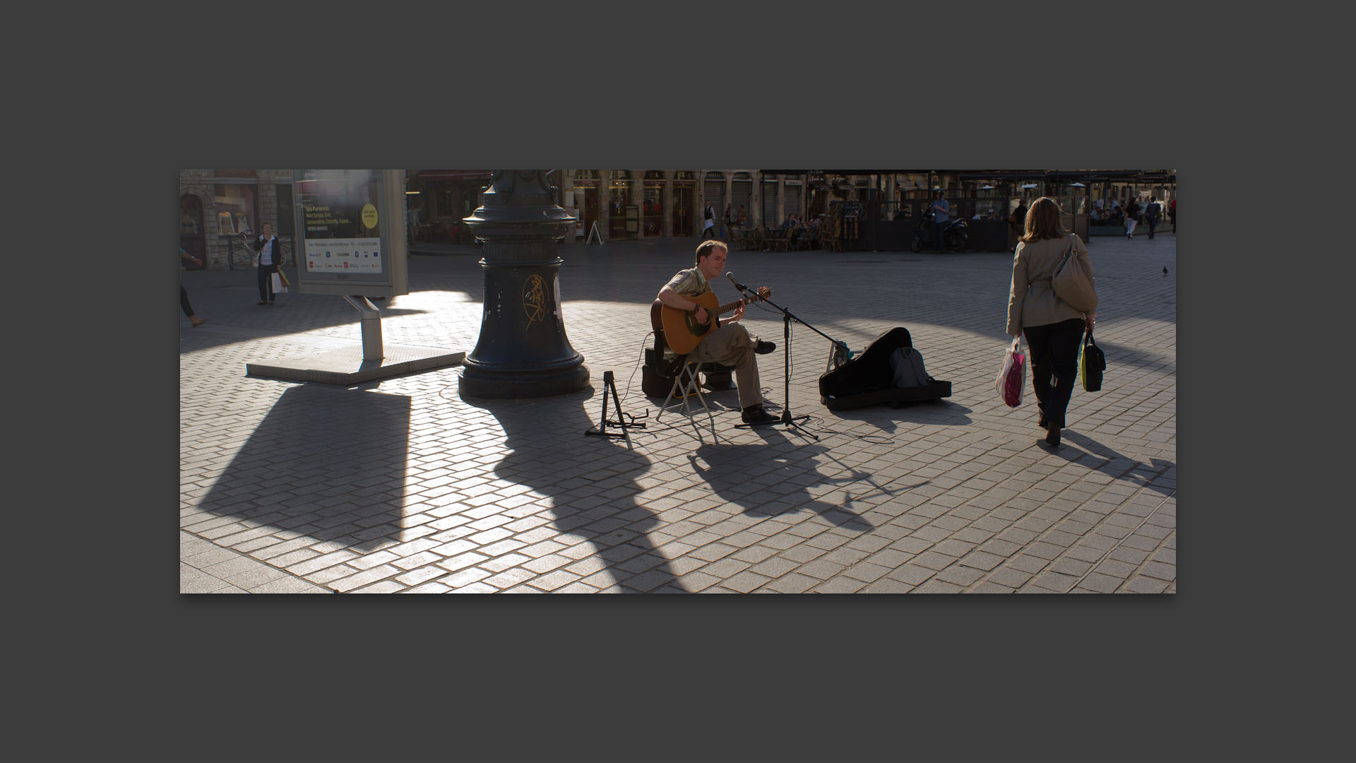 Guitariste, place du Théâtre, à Lille.