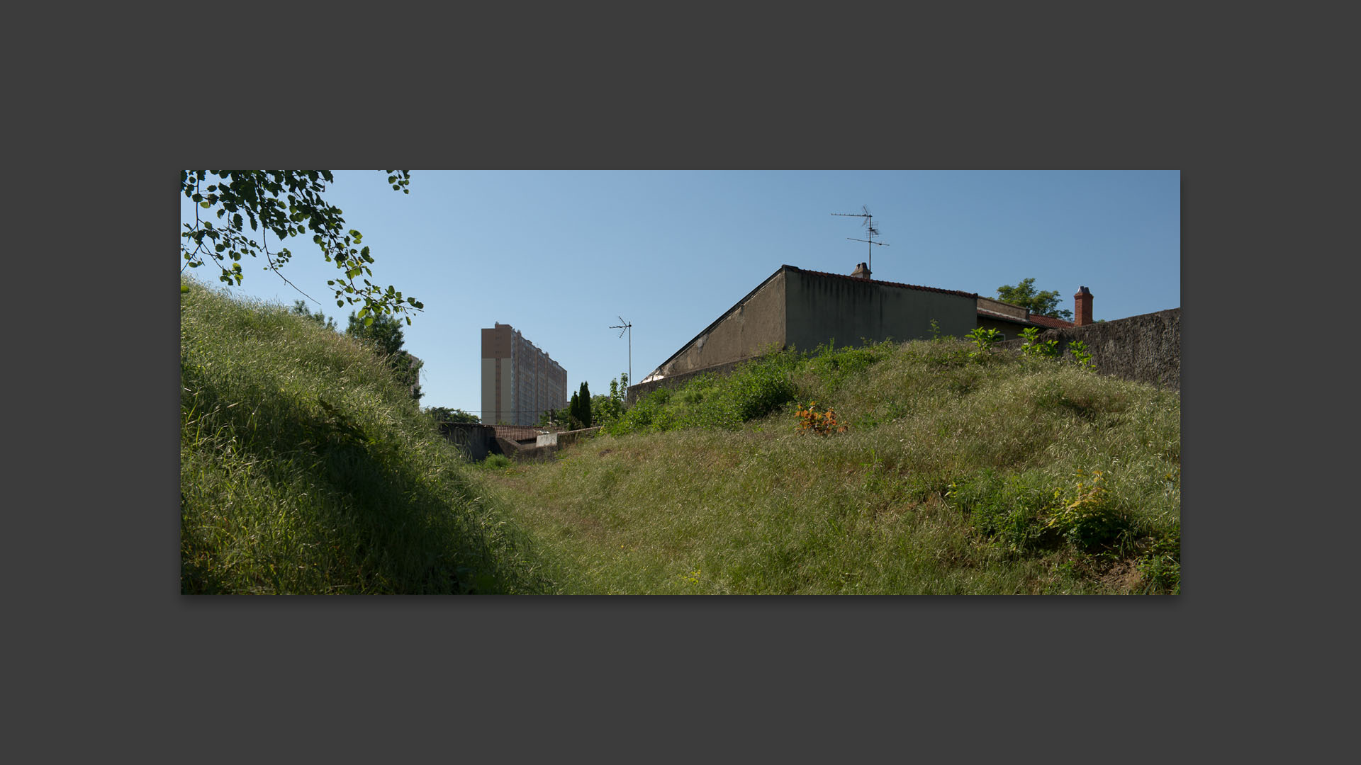 Immeuble des Minguettes vu du Chemin de Feyzin, à Vénissieux.