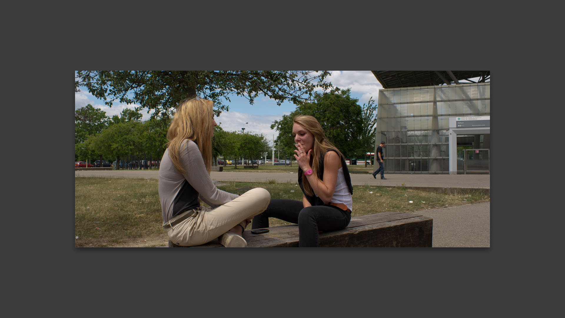 Jeunes filles devant la station de métro Parilly, à Vénissieux.