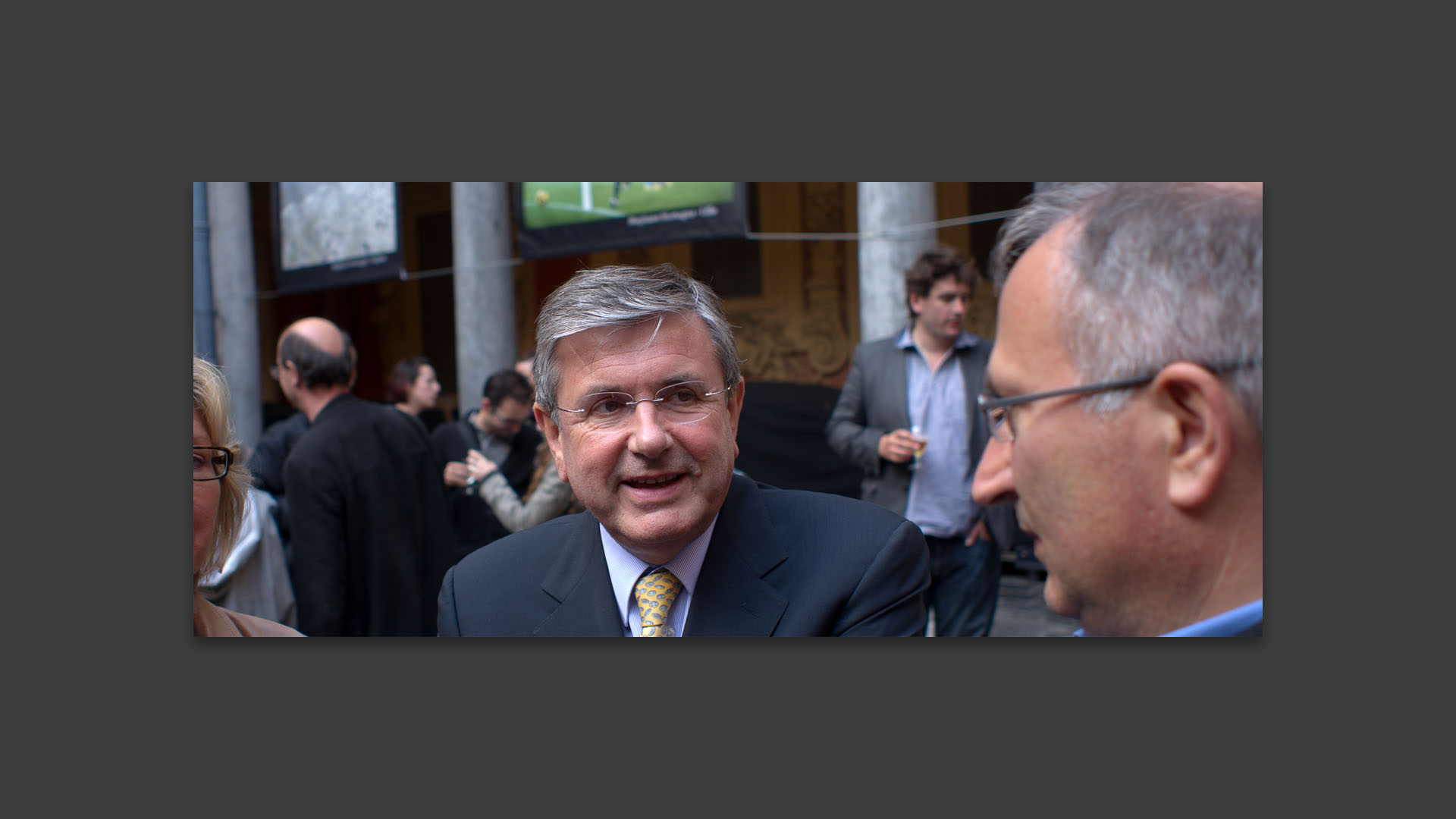 Jacques Hardoin, directeur de la Voix du Nord au vernissage de l'exposition du journal pour les Transphotographiques, à la Vieille Bourse, à Lille.