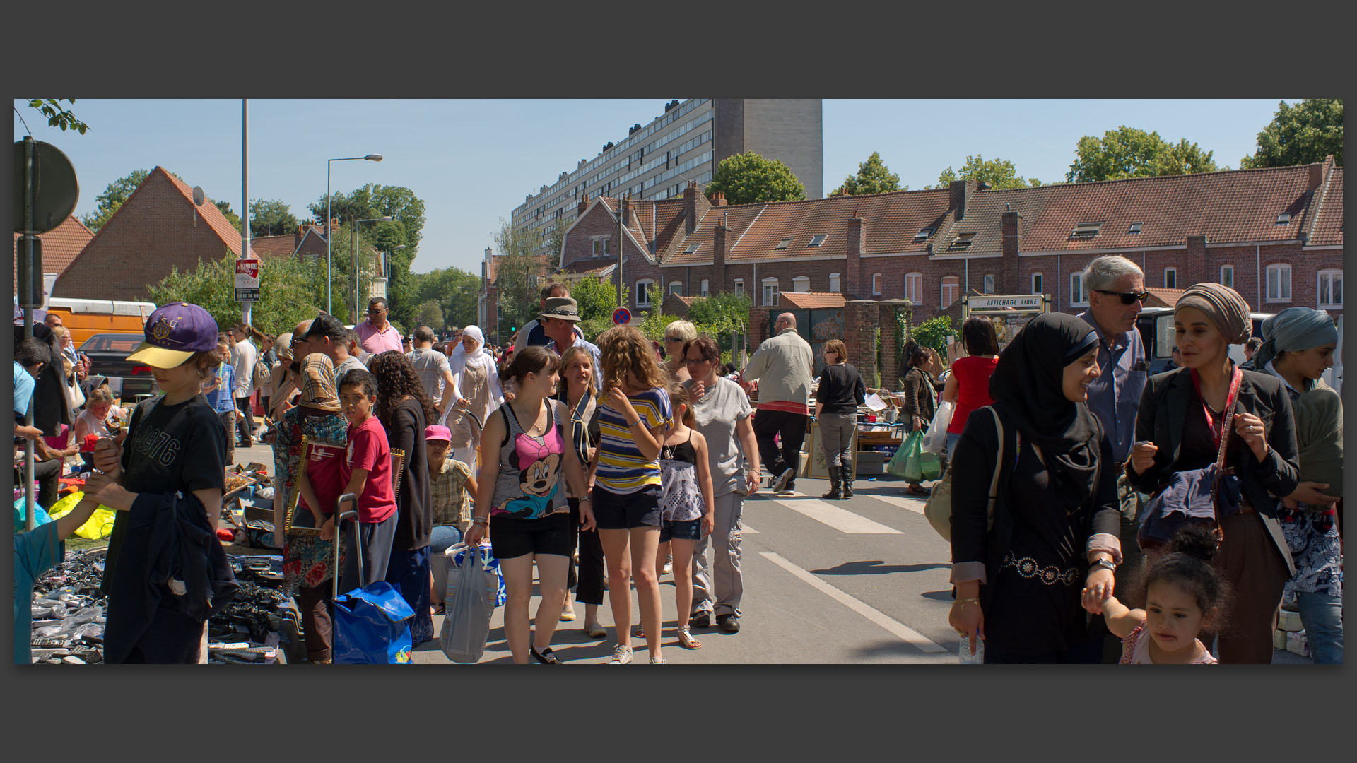 Braderie, rue Isaac-Holden-Crothers, à Croix.