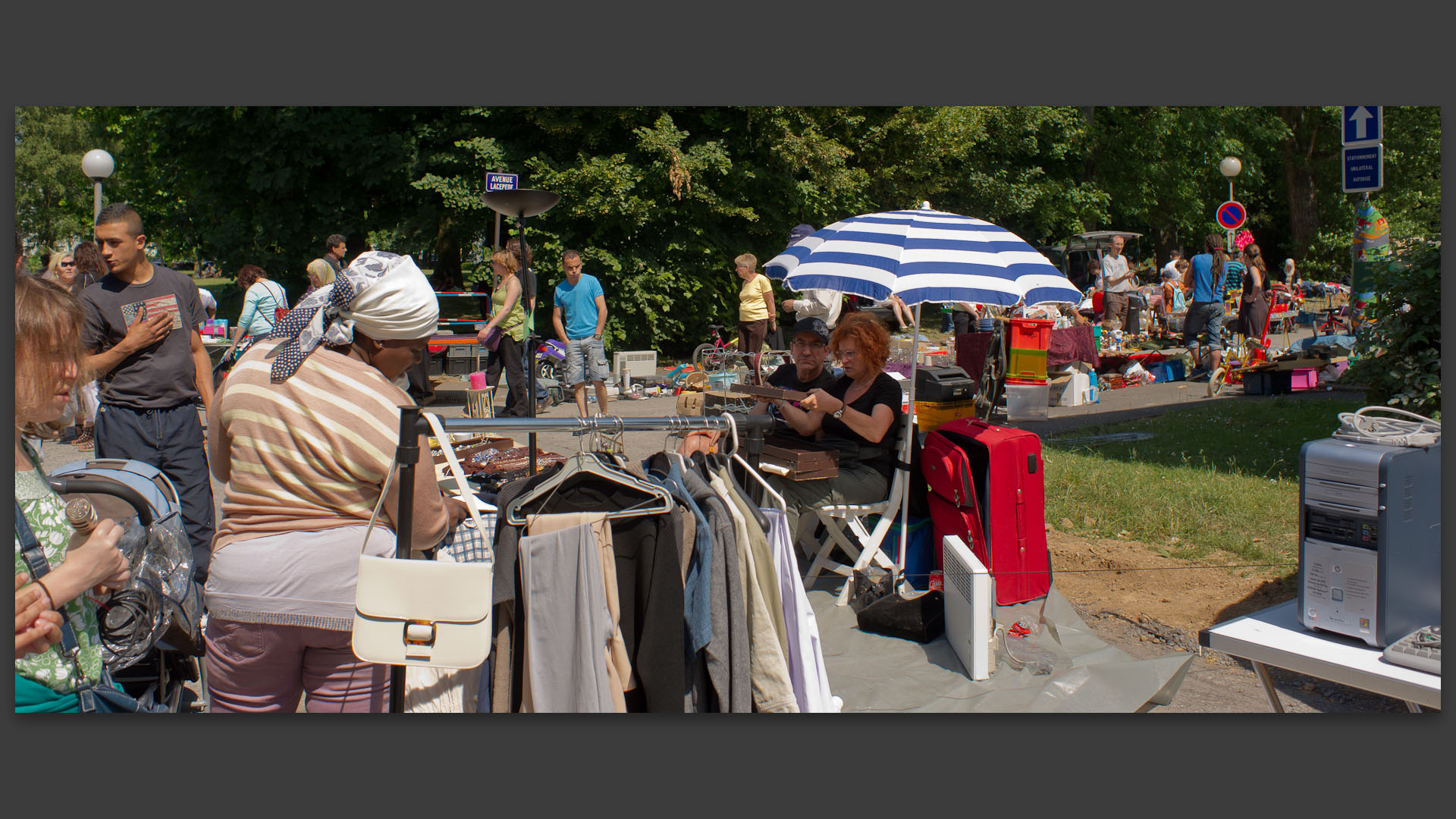 Braderie, allée Emile-Verhaeren, à Croix.