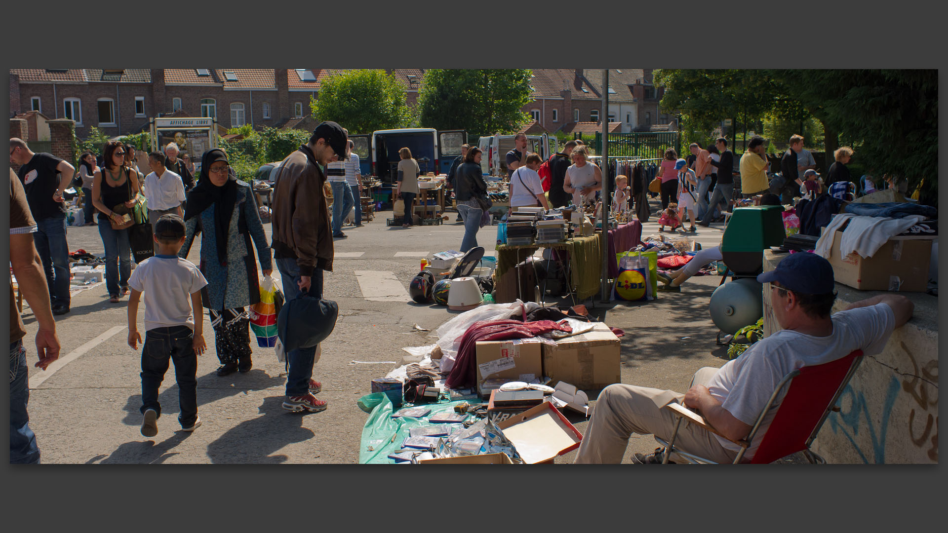 Braderie, allée Emile-Verhaeren, à Croix.