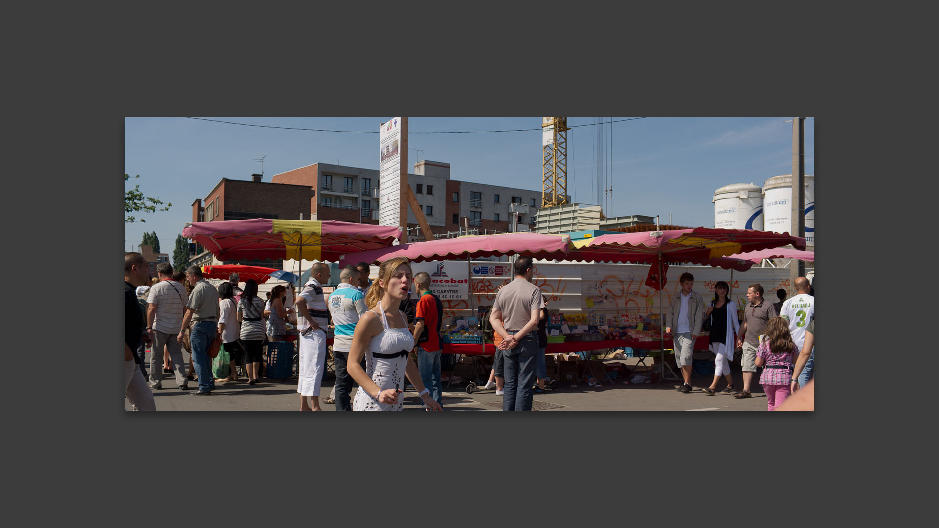 Braderie au croisement de la rue de la Centenaire, à Croix.