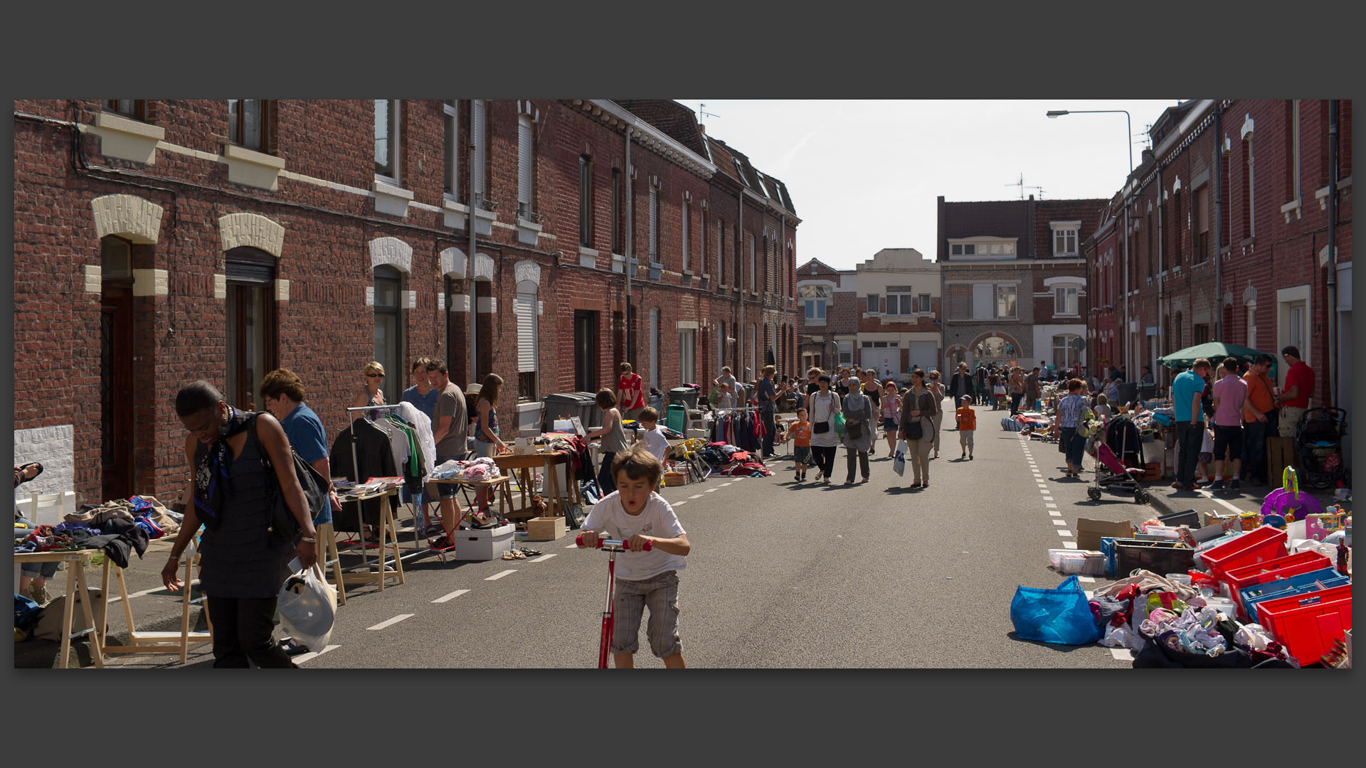 Braderie, rue Corneille, à Croix.