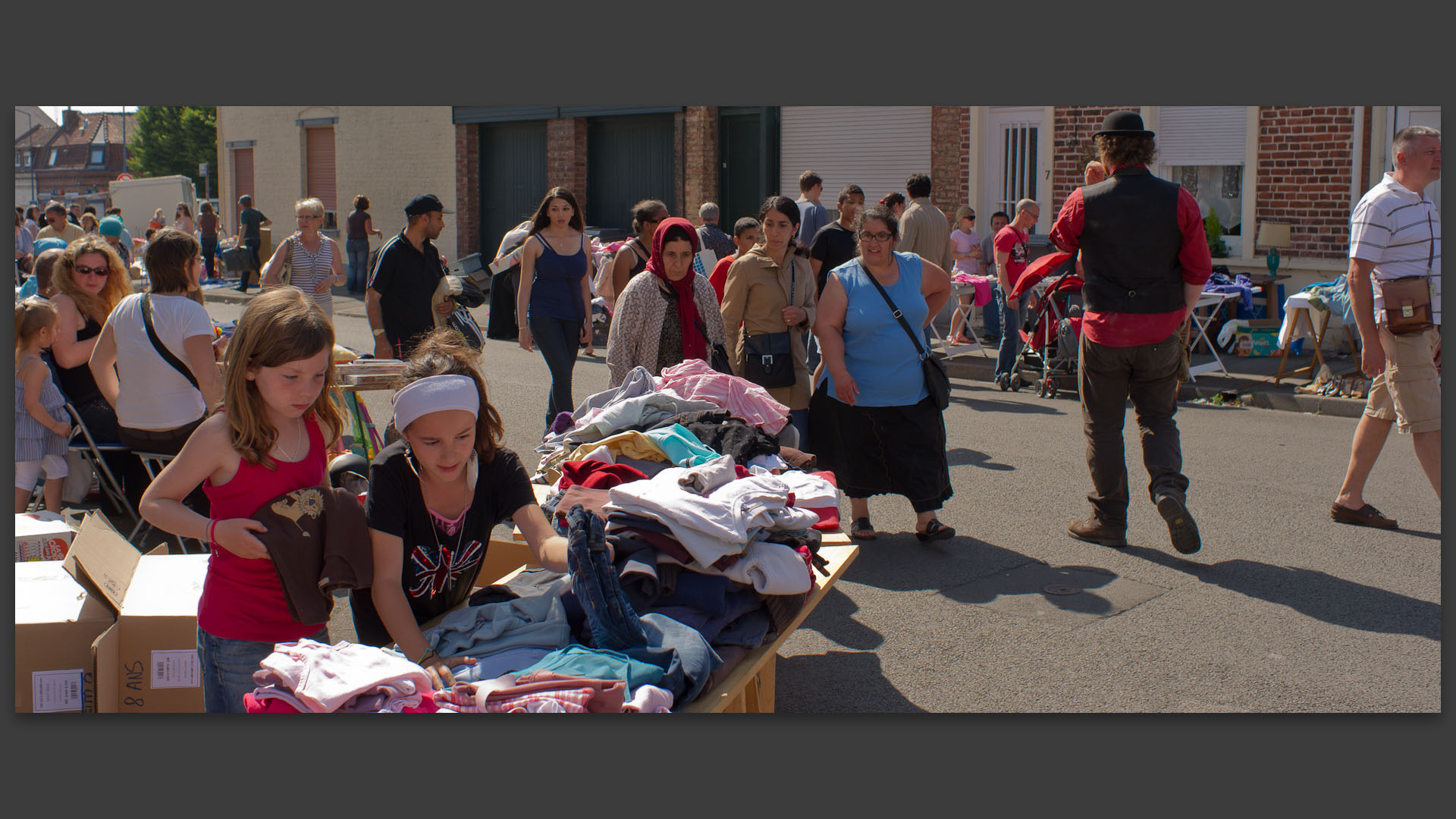 Braderie, rue Dupleix, à Croix.