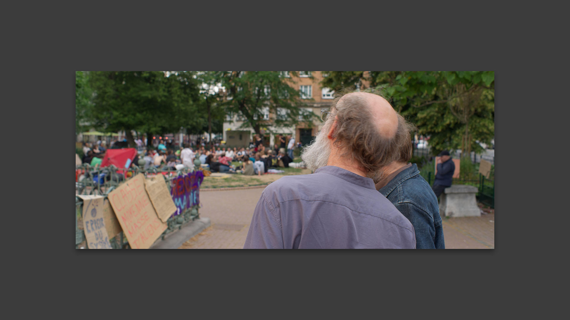 Parmi le public des indignés, place Richebé, à Lille.