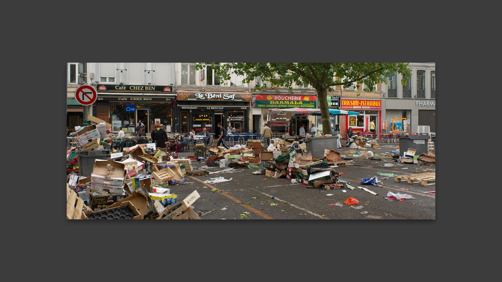 L'après marché de Wazemmes, place de la Nouvelle Aventure, à Lille.