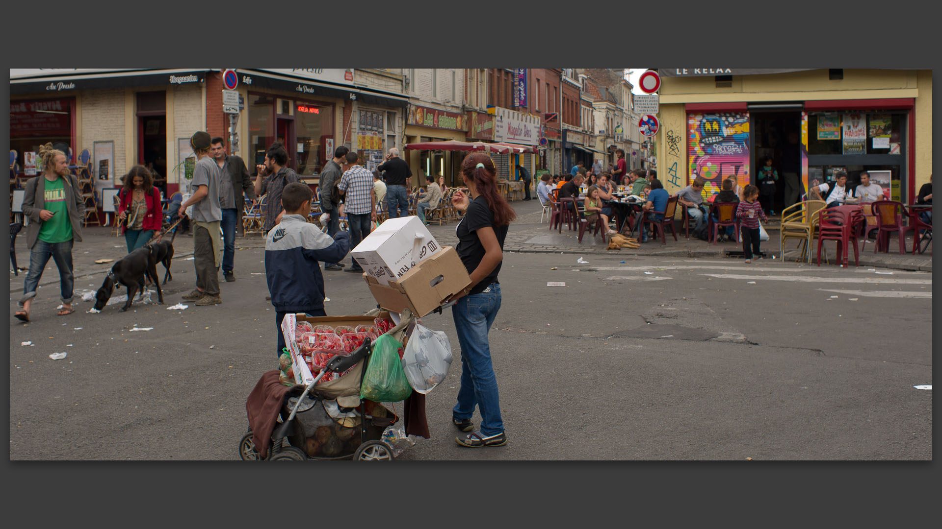 L'après marché de Wazemmes, place de la Nouvelle Aventure, à Lille.