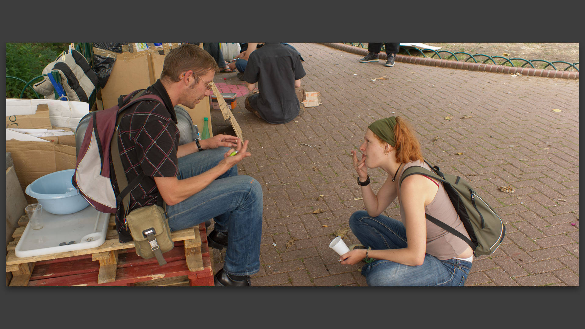 Discussion au rassemblement des indignés, place Richebé, à Lille.