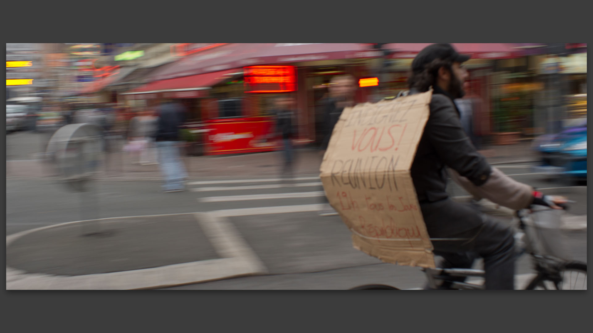 Passage d'un indigné en vélo, place de la Gare, à Lille.