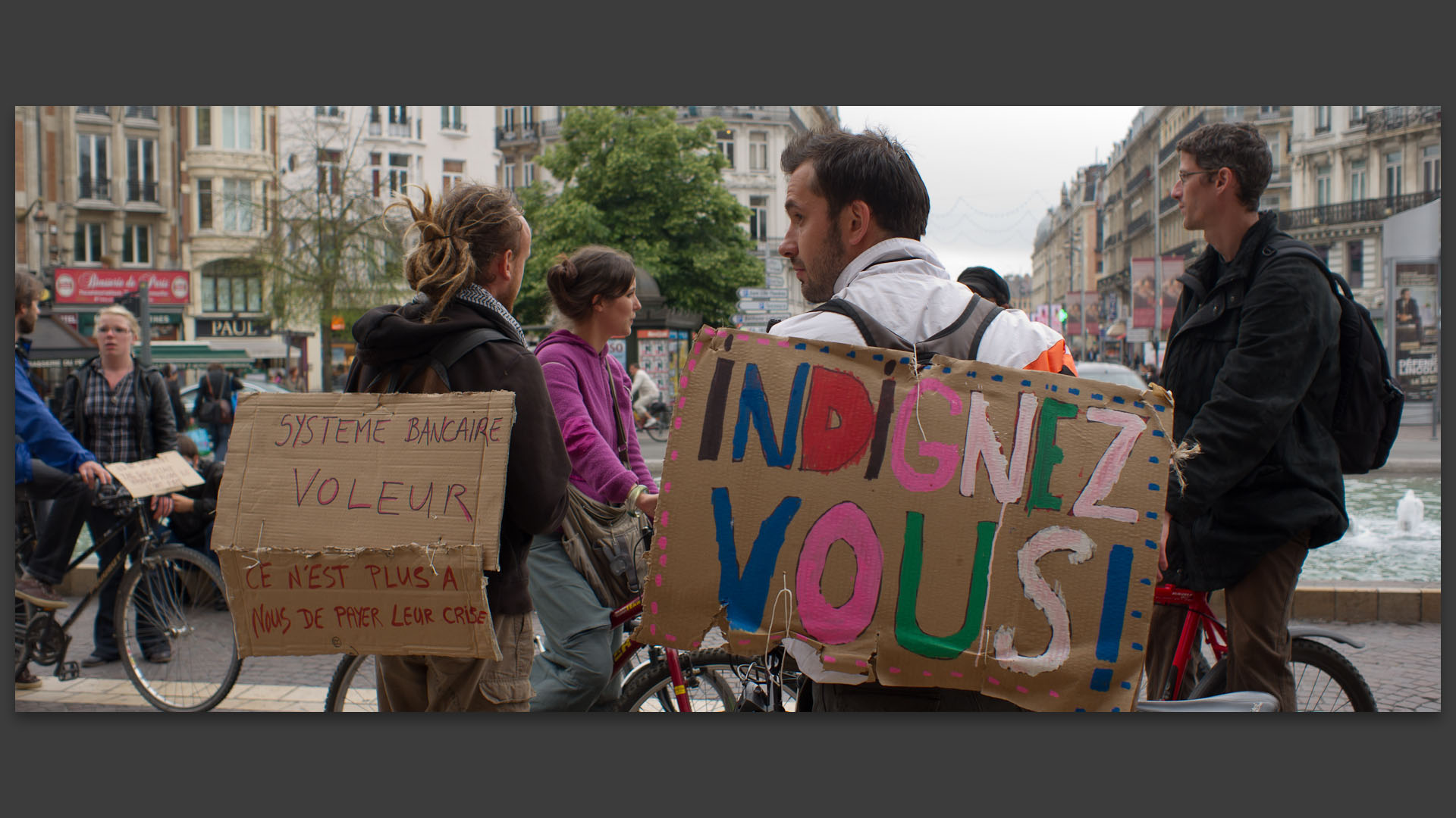 Les indignés place de la Gare, à Lille.