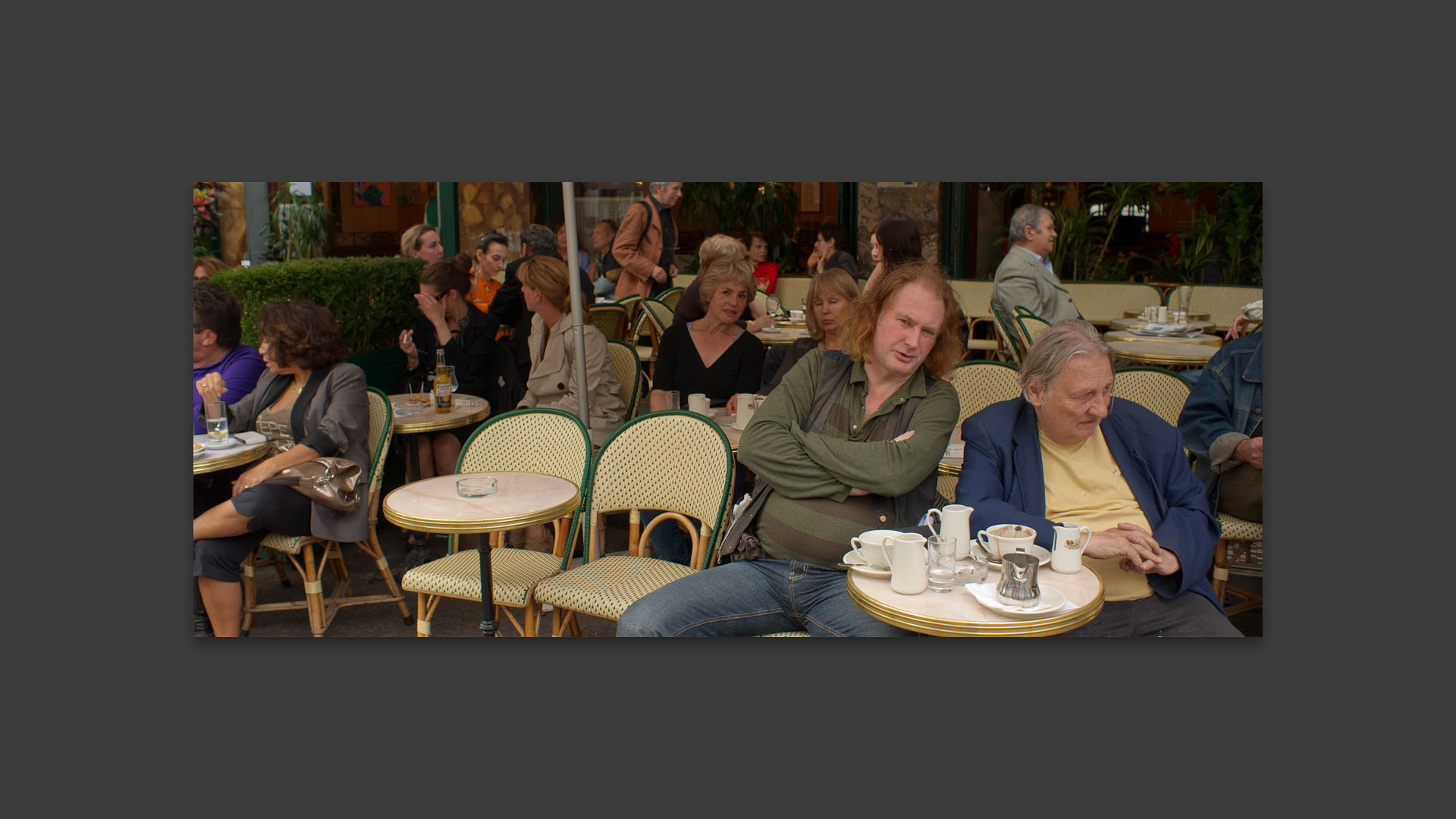 En terrasse, boulevard du Montparnasse, à Paris.