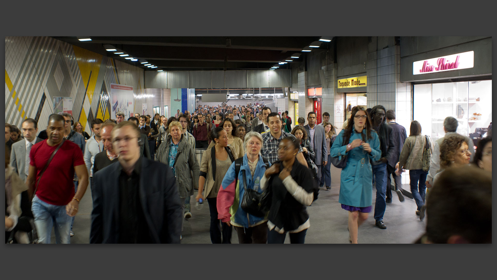 Sortie de la station de RER Nanterre préfecture.