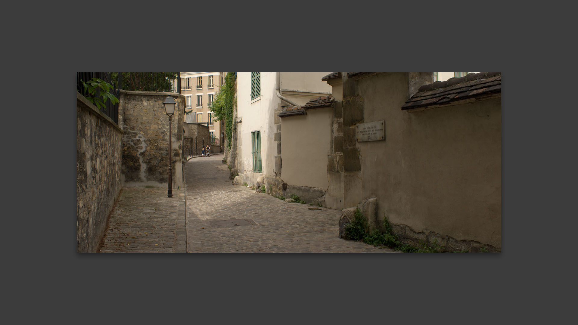 Calme, rue Berton, à Paris.