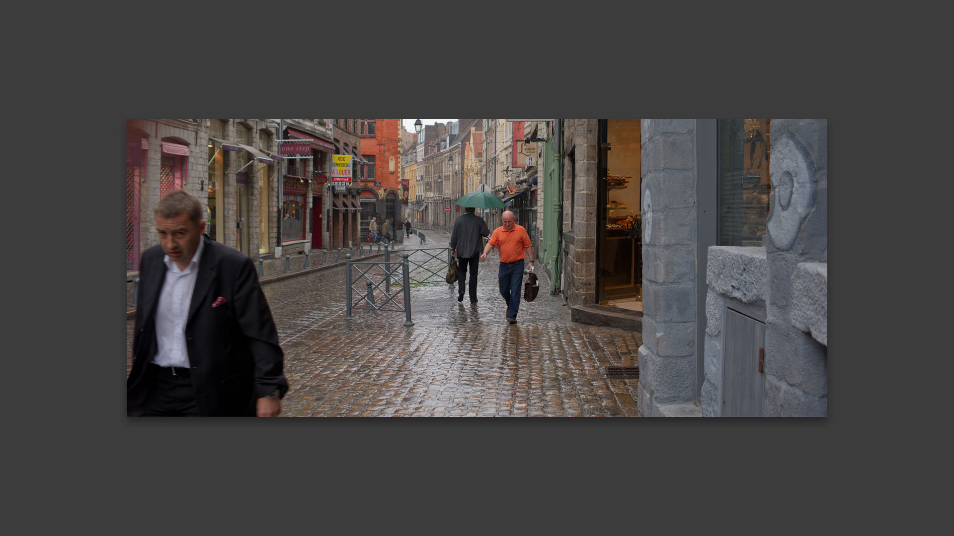 La rue de la Monnaie sous la pluie, à Lille.