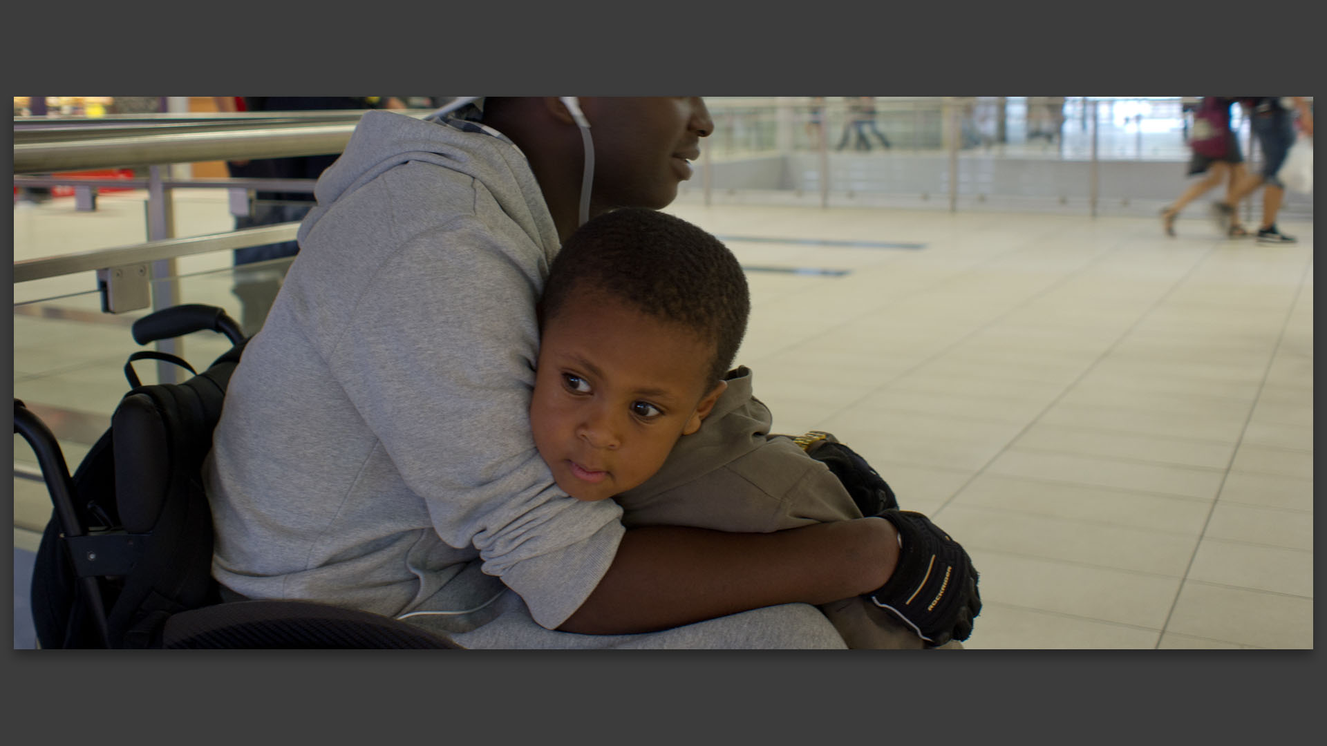 Un père et son fils, gare de Lyon Perrache.