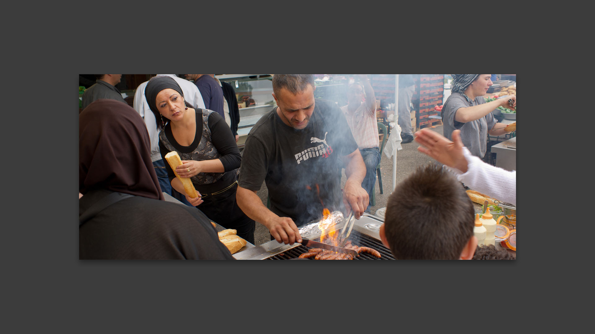 Vente de merguez au marché des Minguettes, à Vénissieux.