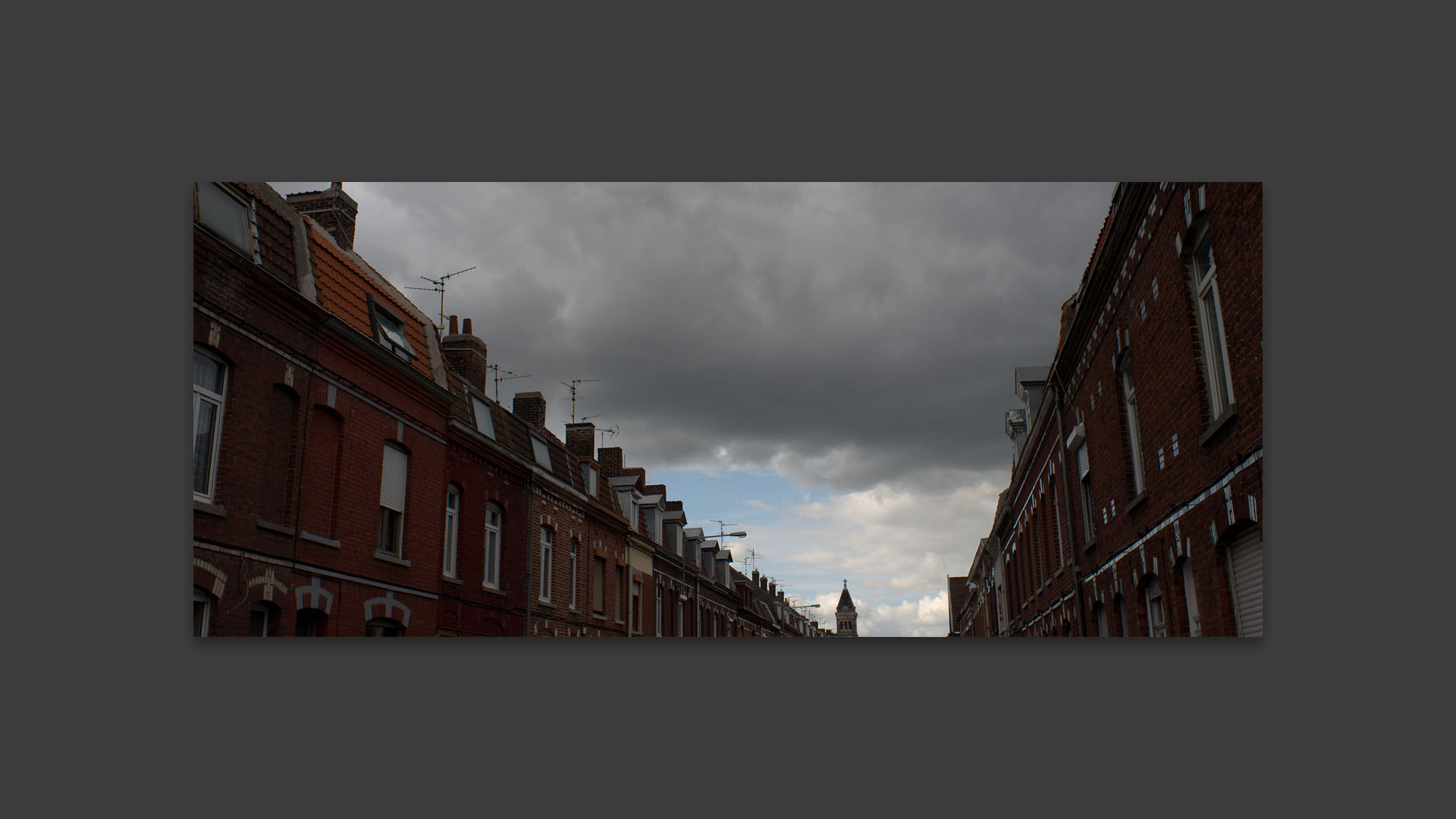 Nuages sur la rue Jules-Guesde, à Croix.