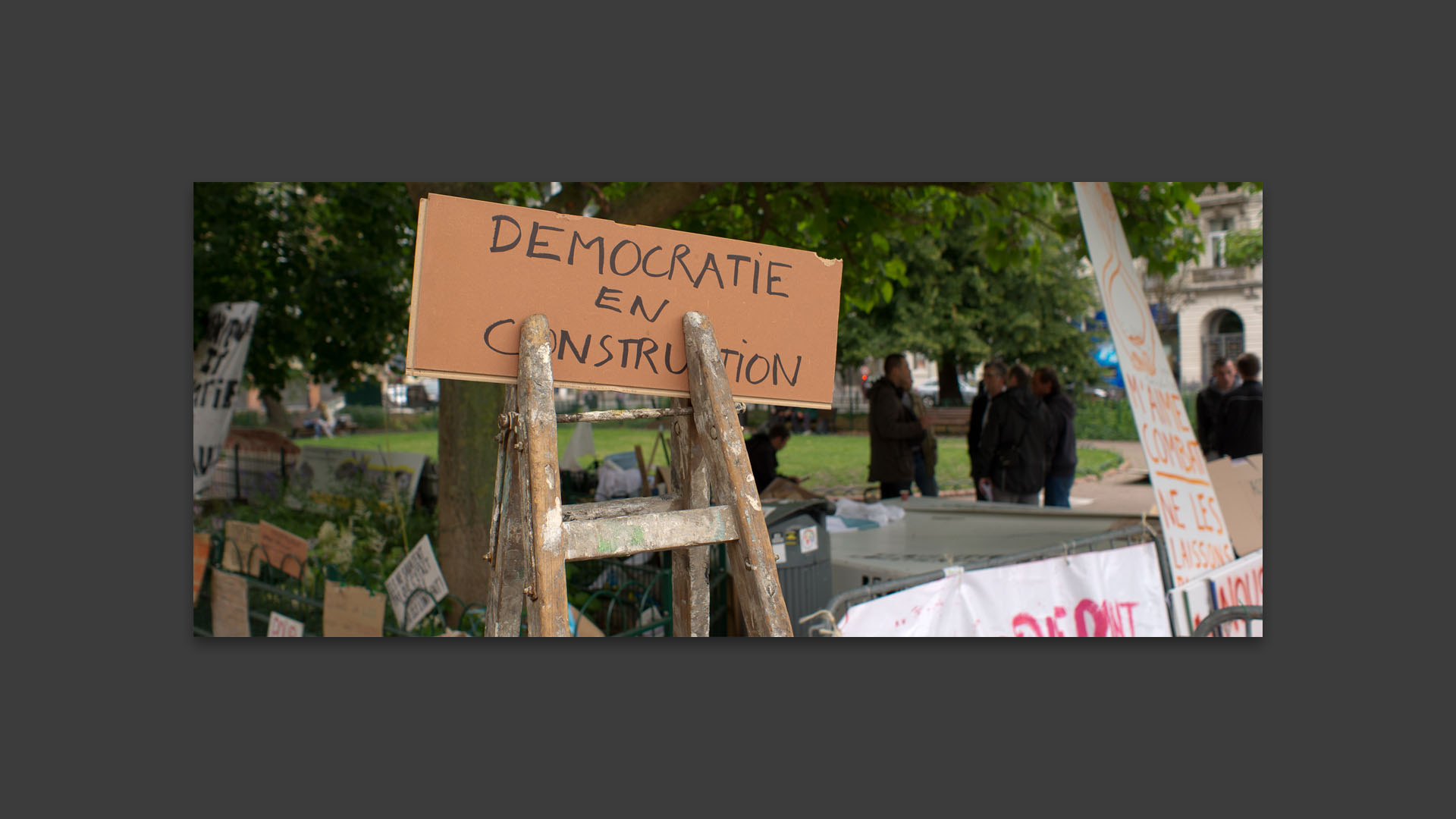 Pancarte des indignés, place Richebé, à Lille.