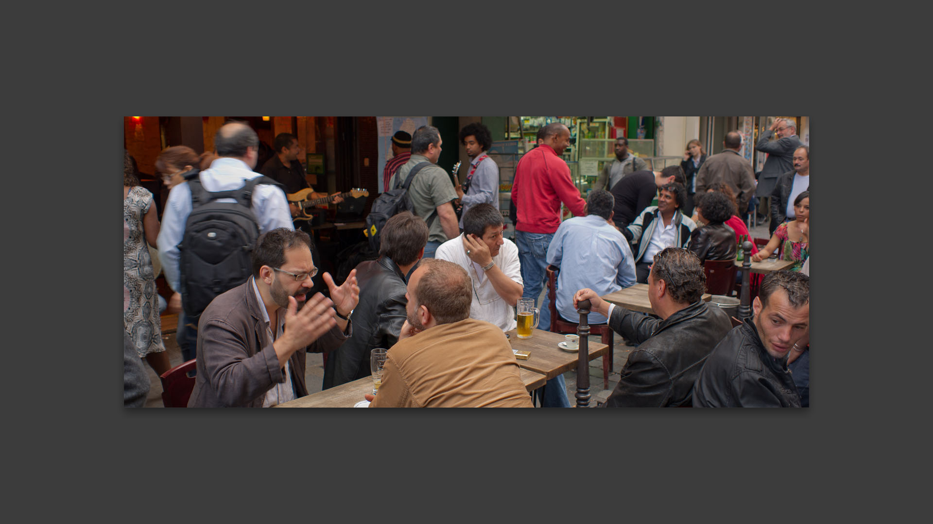 En terrasse, rue du Faubourg Saint-Denis, à Paris.