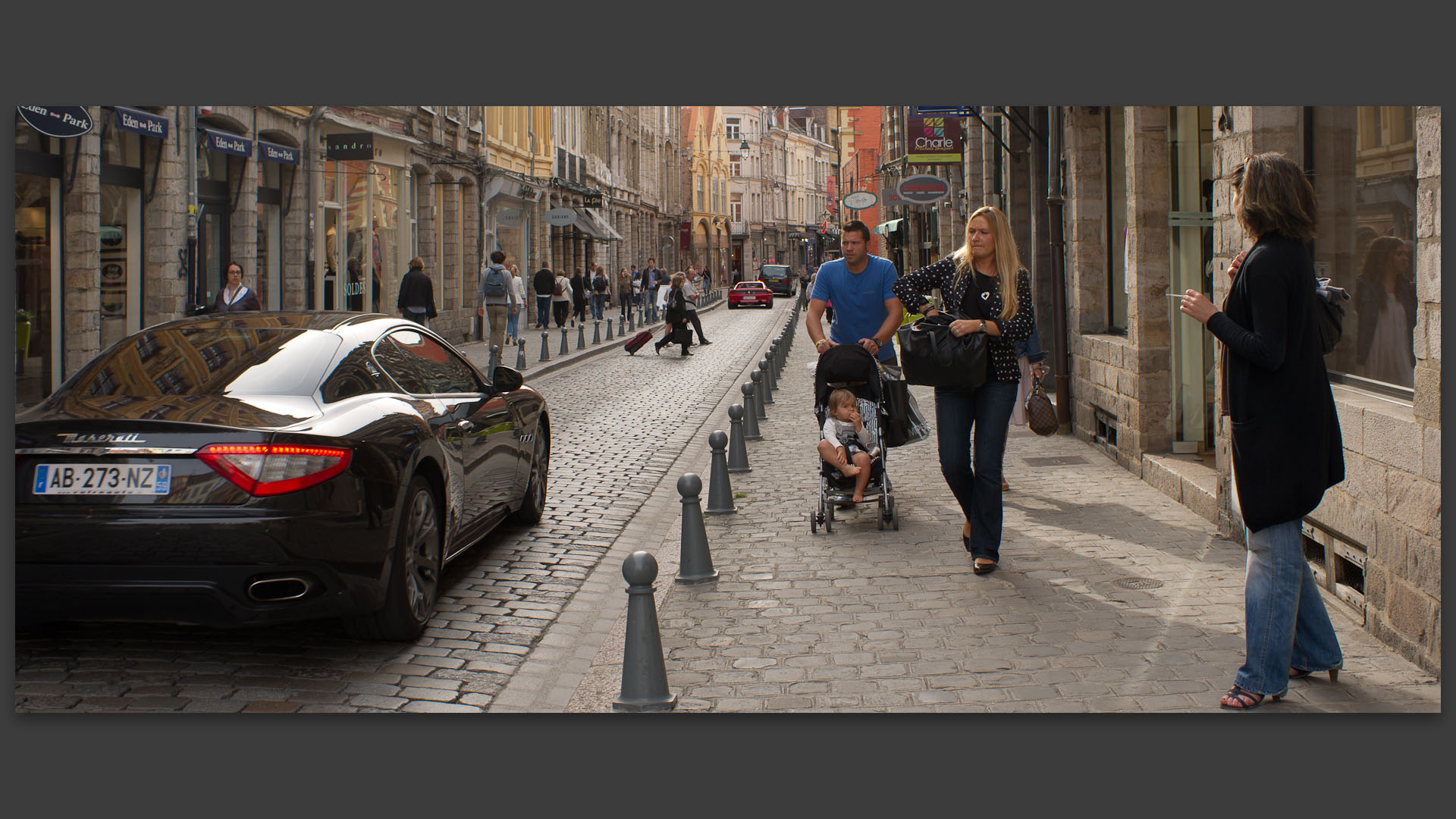 Passage d'une Maserati, rue de la Monnaie, à Lille.