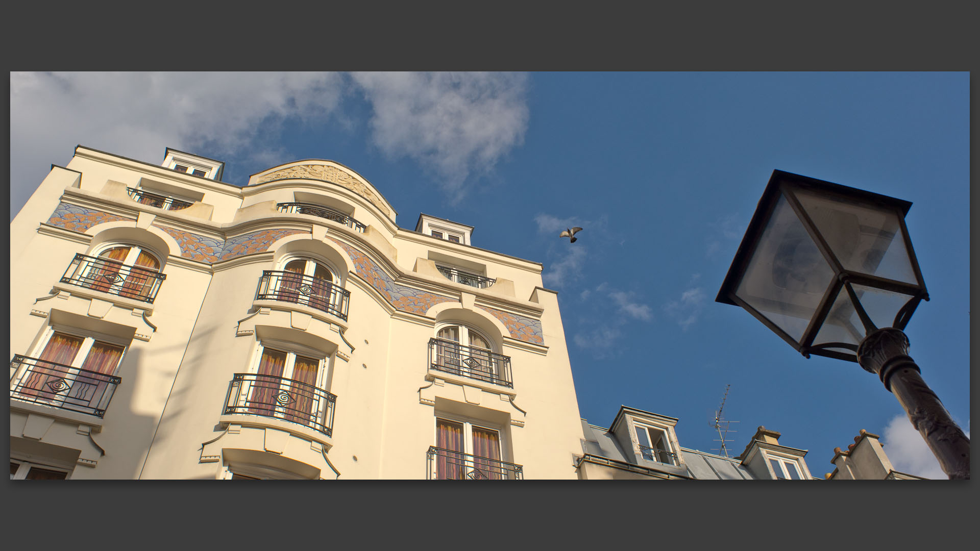 Bel immeuble, rue de la Gaîté, à Paris.