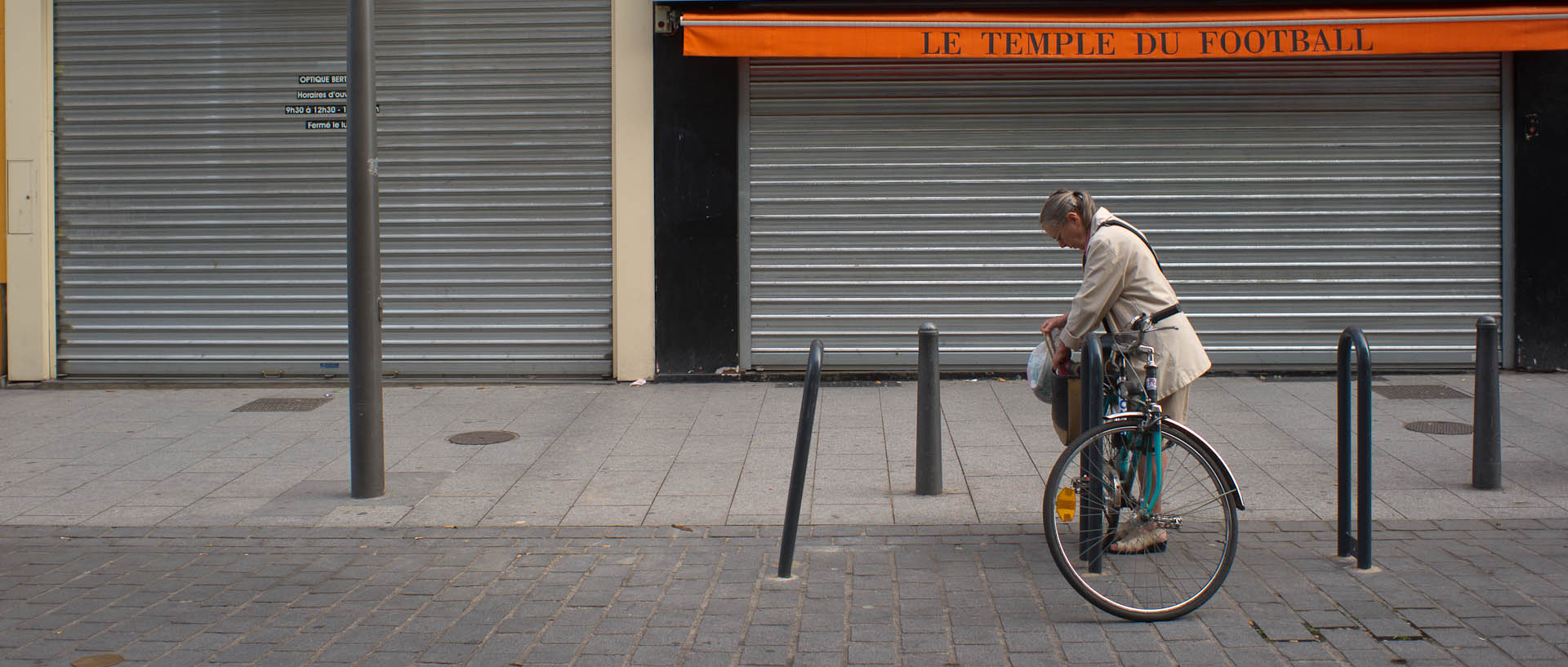 Cycliste, Grande Rue, à Roubaix.