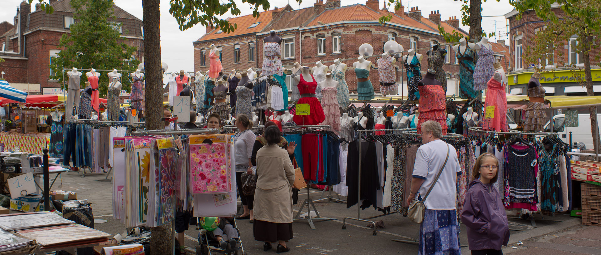 Le marché Saint-Pierre, place de la République, à Croix.