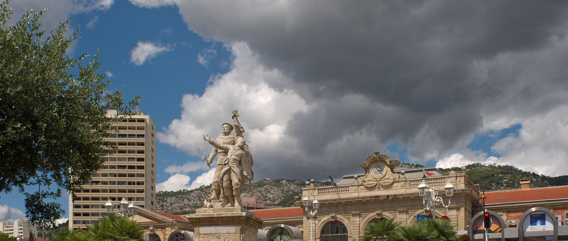 Statue de Lange Gugliemo, place Albert 1er et la gare de Toulon.