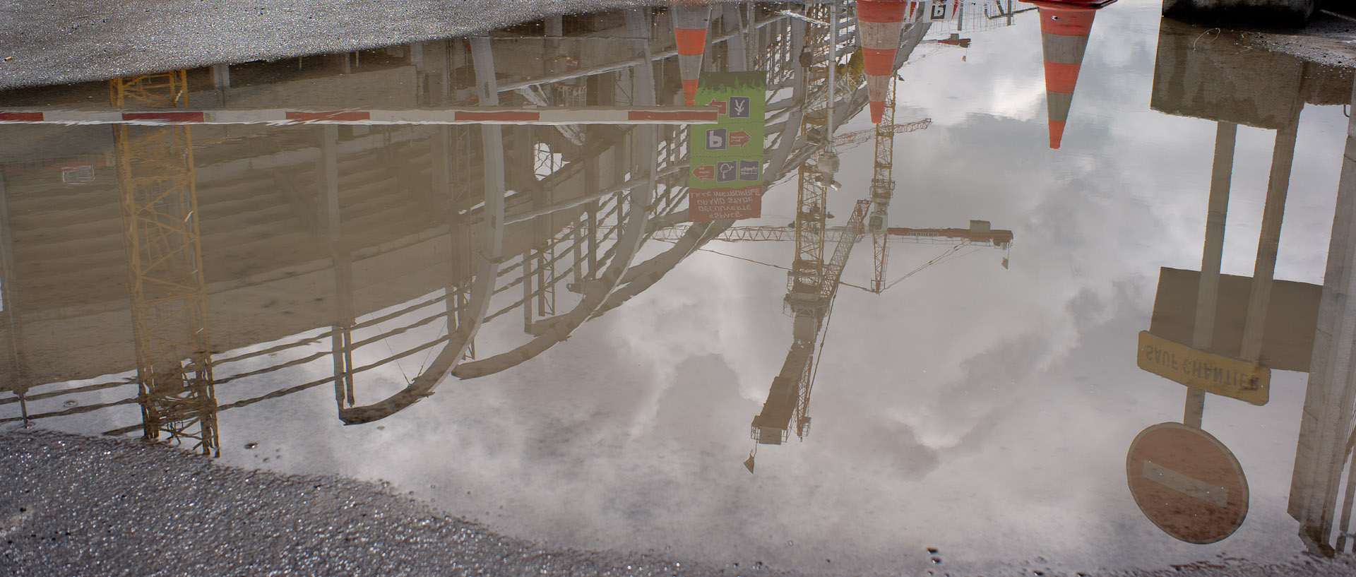 Reflet dans une flaque du grand stade de Lille métropole, à Villeneuve d'Ascq.