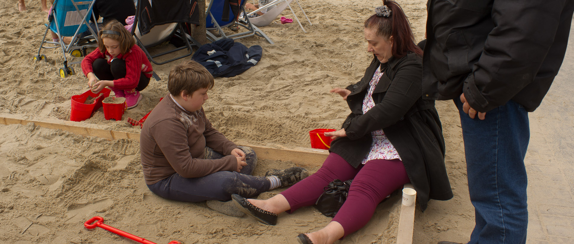 Dans le sable, à Tourcoing plage.