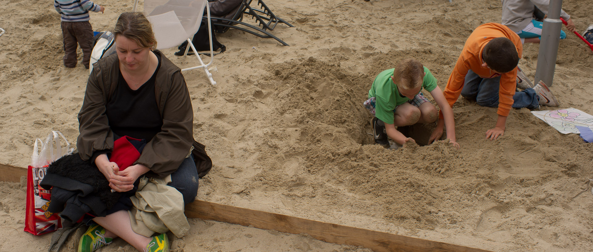 Dans le sable, à Tourcoing plage.