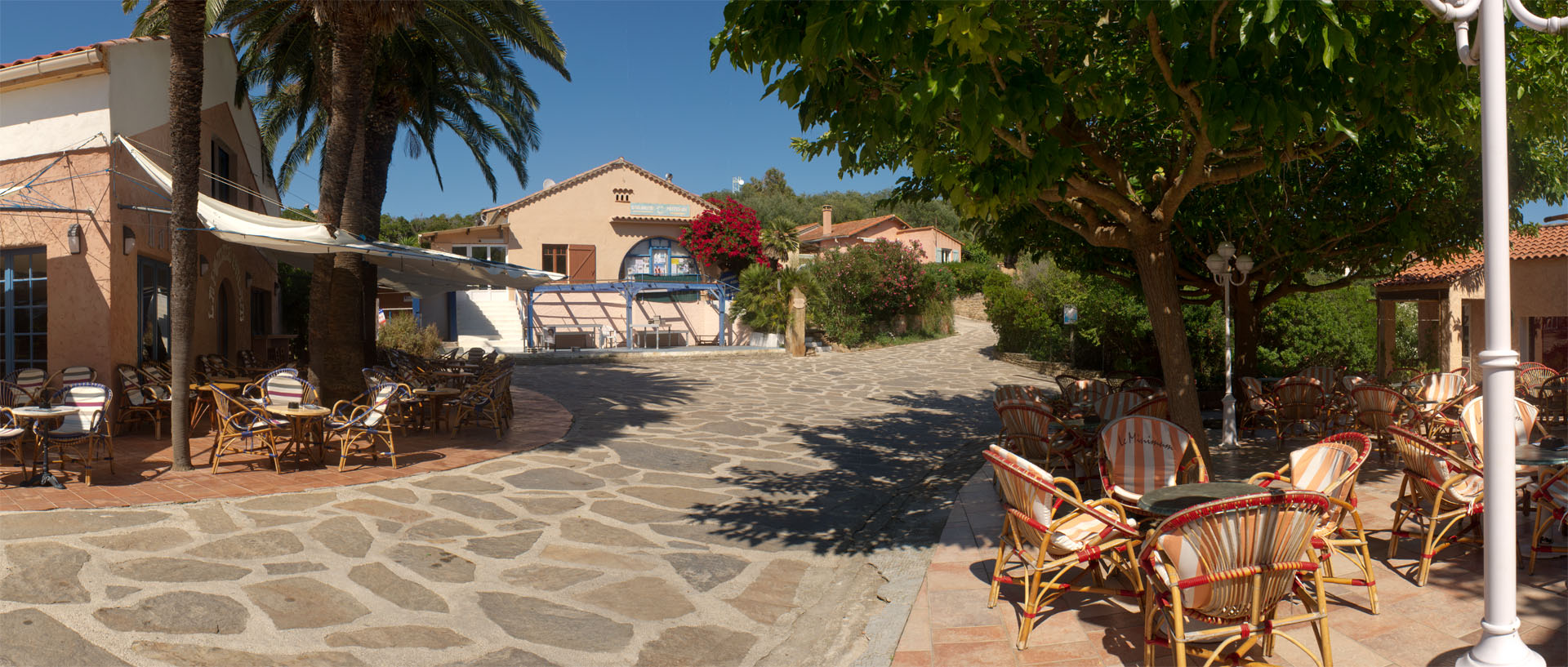 La place du village d'Héliopolis, île du Levant.