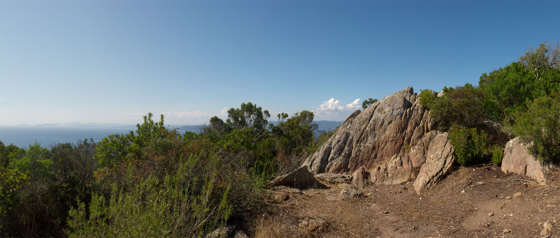 Rochers dans le domaine des Arbousiers, île du Levant.