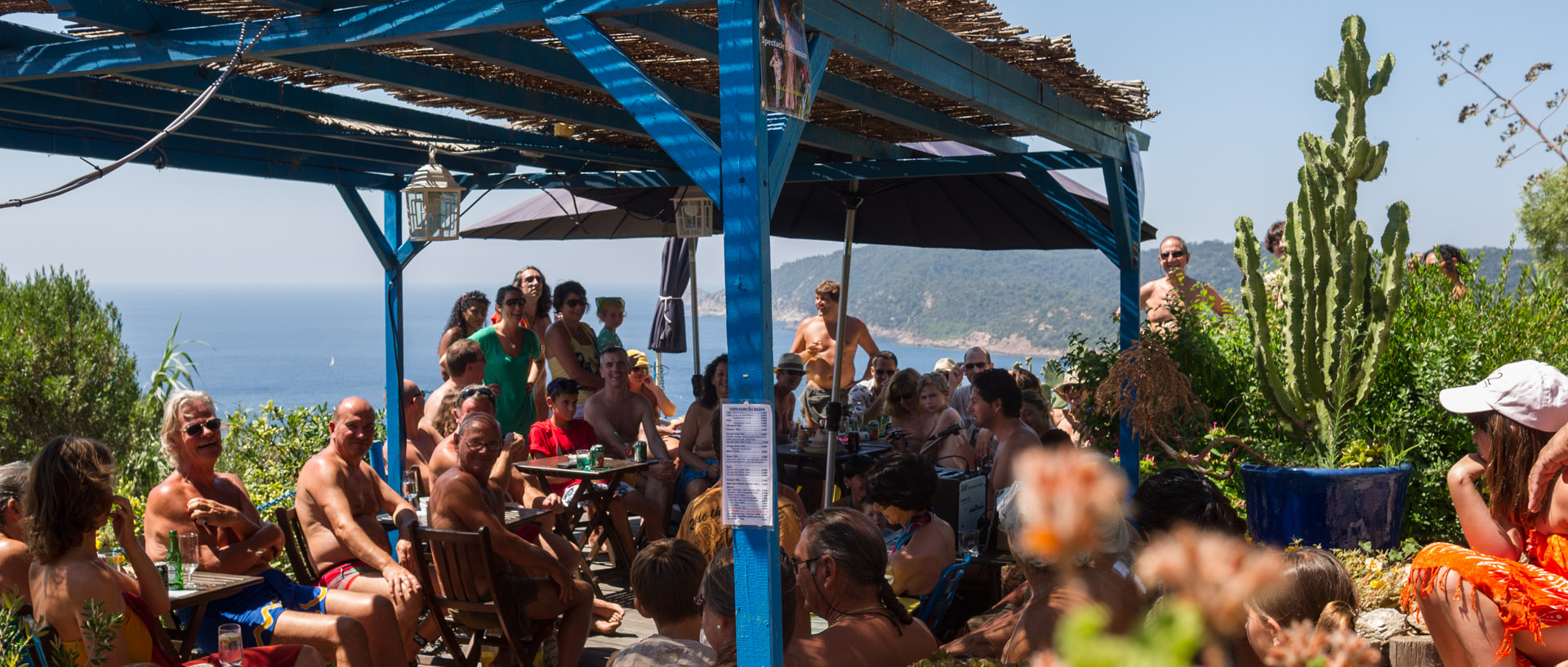 Donoré en concert à la terrasse du bazar, île du Levant.