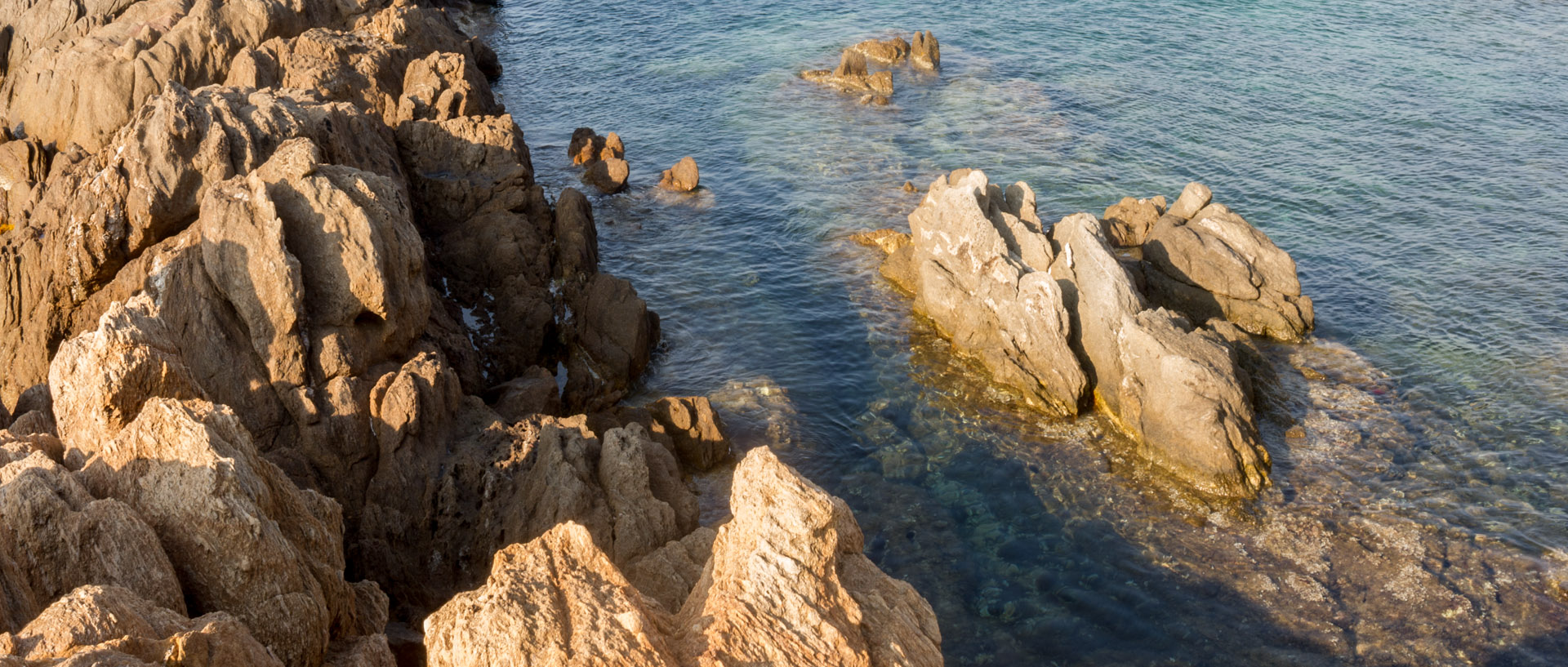 Rochers dans un crique à la Galère, île du Levant.