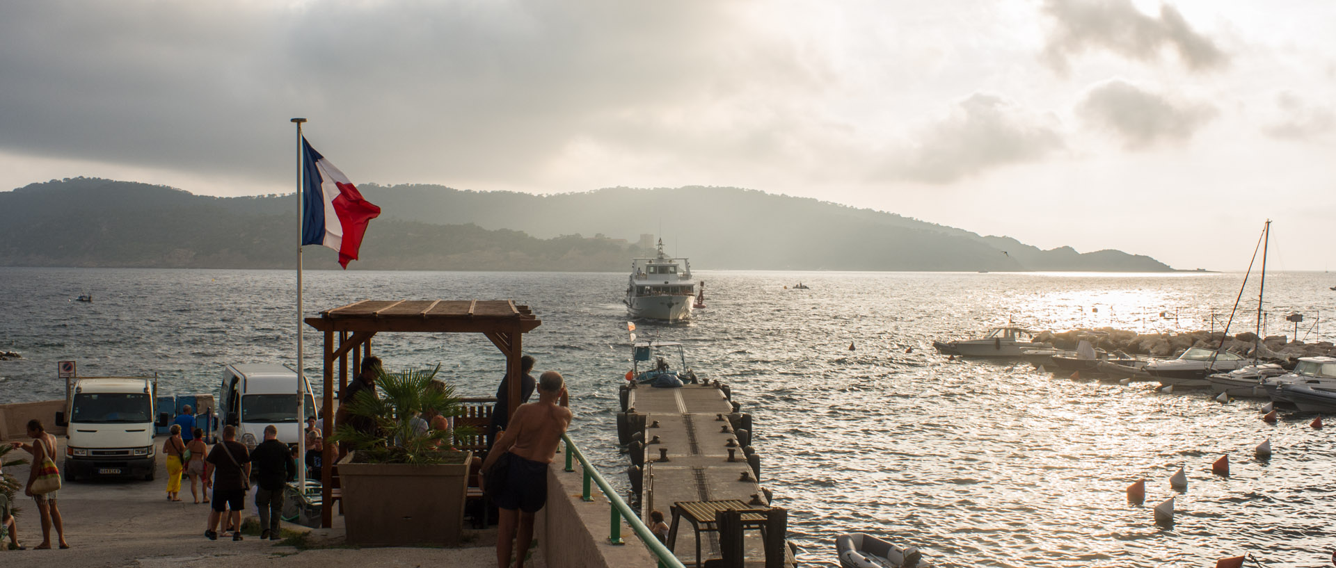 Dernier bateau, port de l'Aygade, île du Levant.