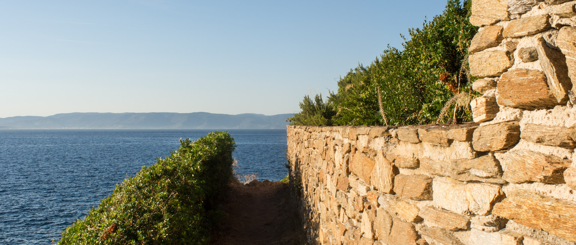 Corniche de bord de mer, île du Levant.