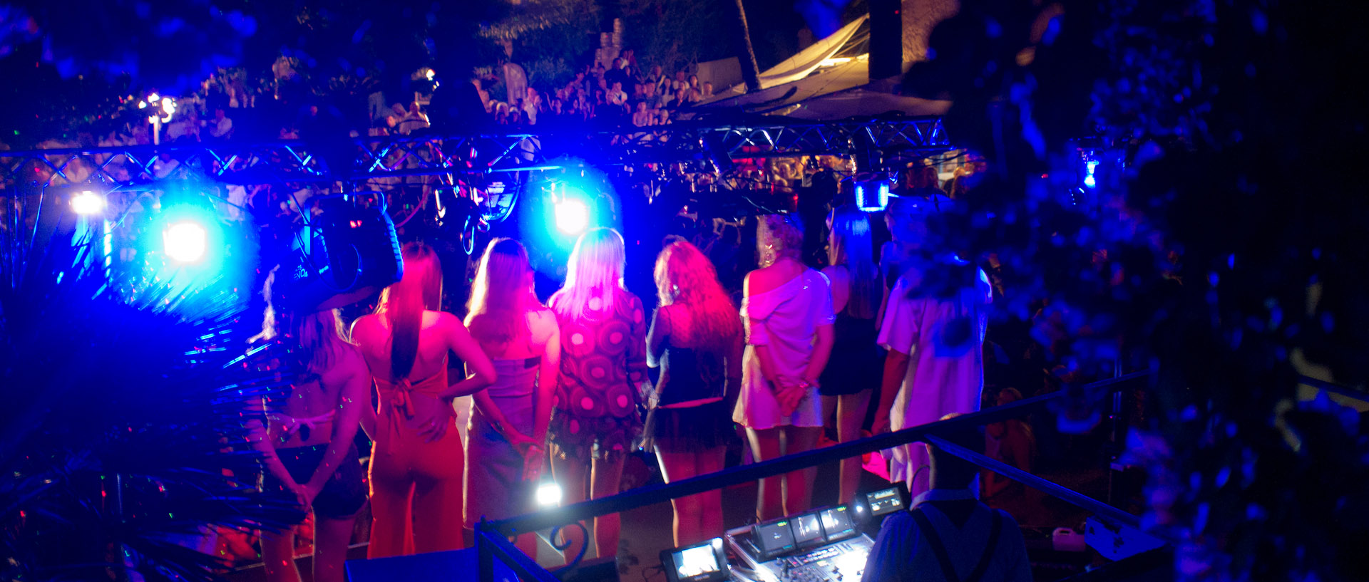 Présentation des miss, place du village d'Héliopolis, île du Levant.