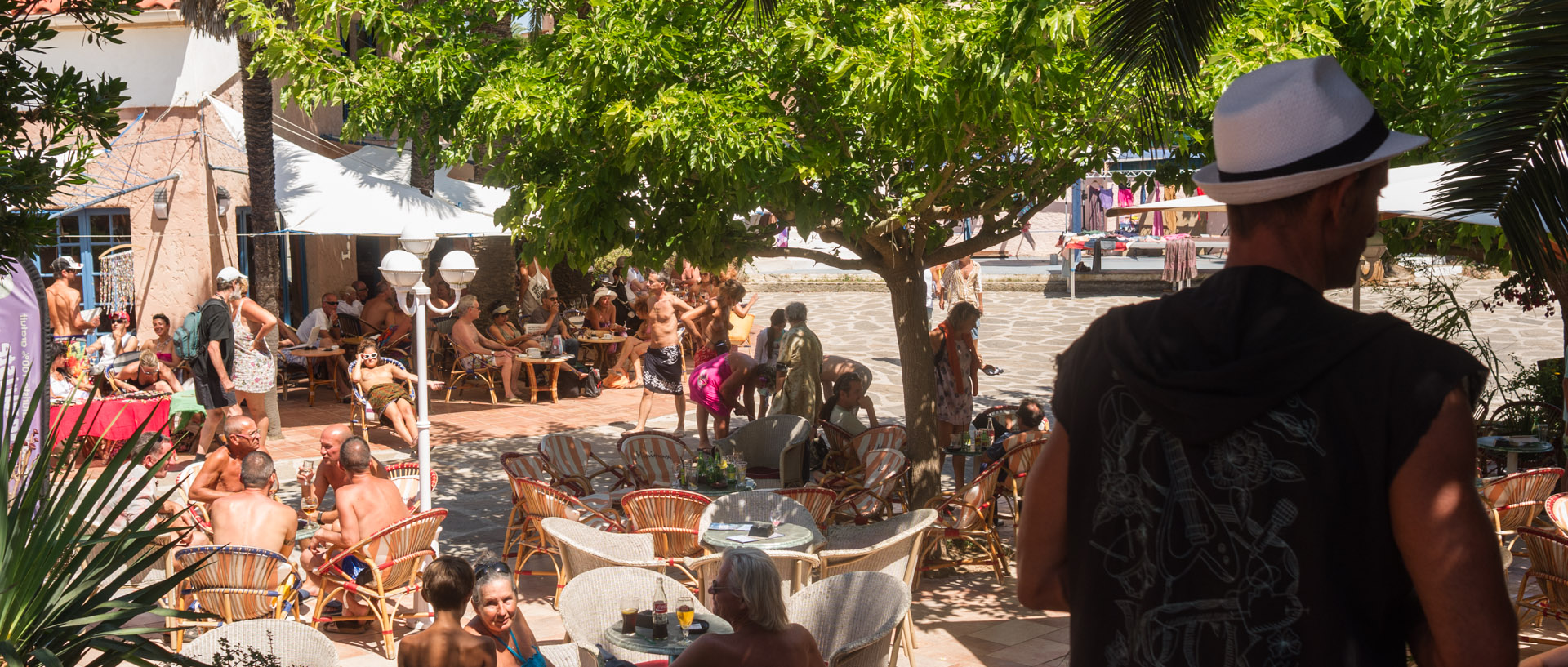 Journée des arts sur la place du village d'Héliopolis, île du Levant.