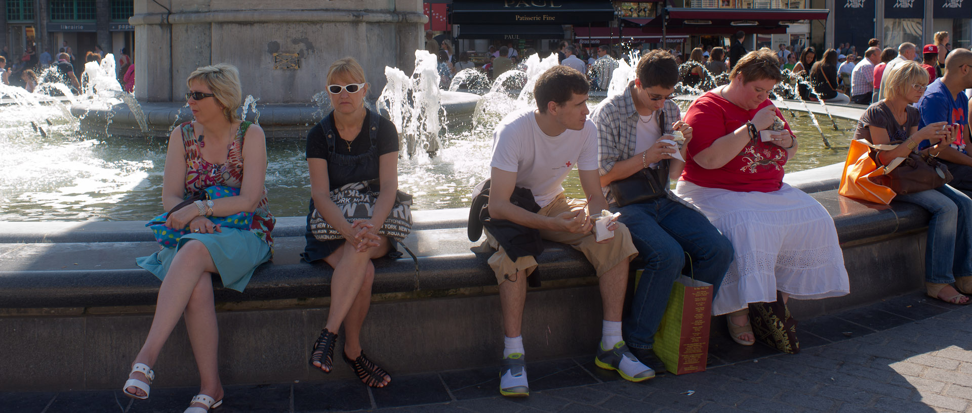 Autour de la fontaine, place du Général-de-Gaulle, à Lille.