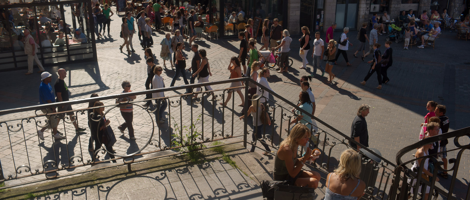 Sur les marches du théâtre du Nord, place du Général-de-Gaulle, à Lille.