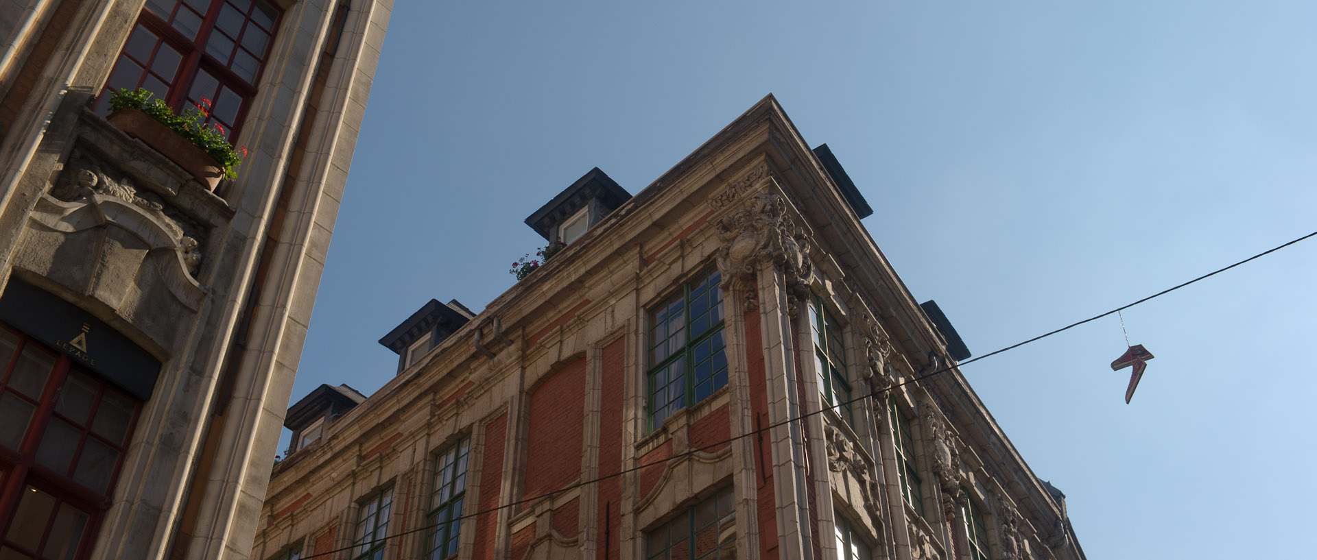 Chaussures publicitaires, rue de la Bourse, à Lille