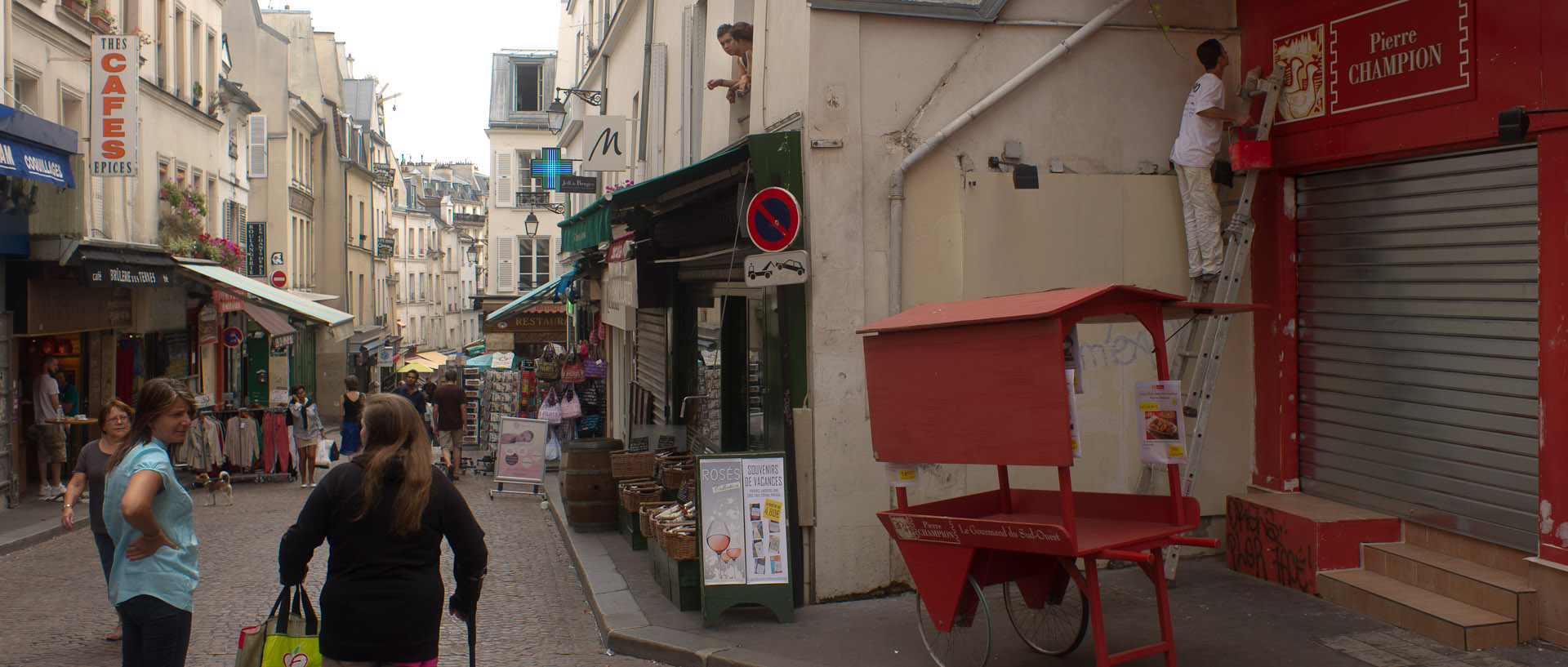 Animation, rue Mouffetard, à Paris.