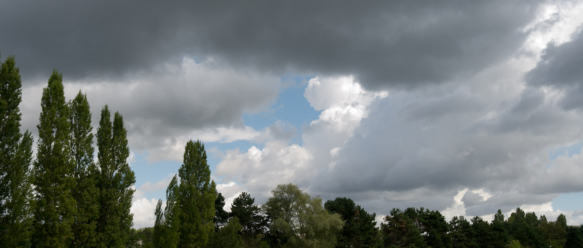 Nuages sur l'étang de Saclay.