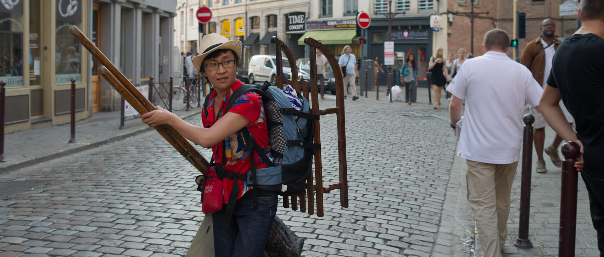 Bradeux cherchant son emplacement, rue Esquermoise, à Lille.