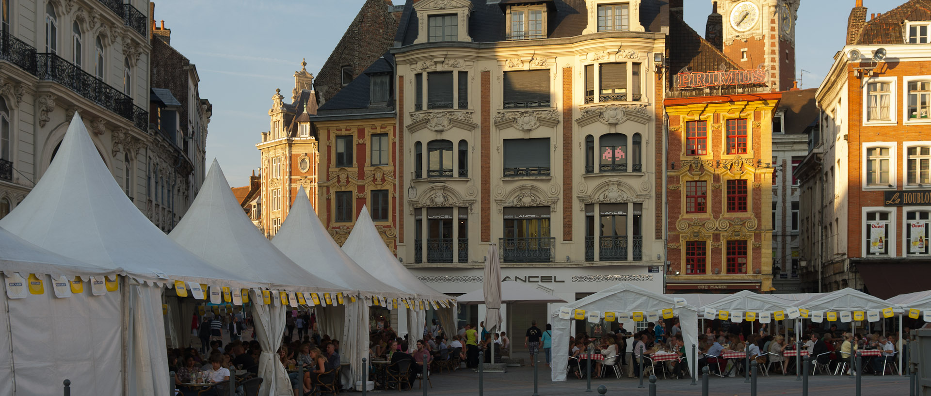 Coucher de soleil sur la place du Général-de-Gaulle, à Lille.